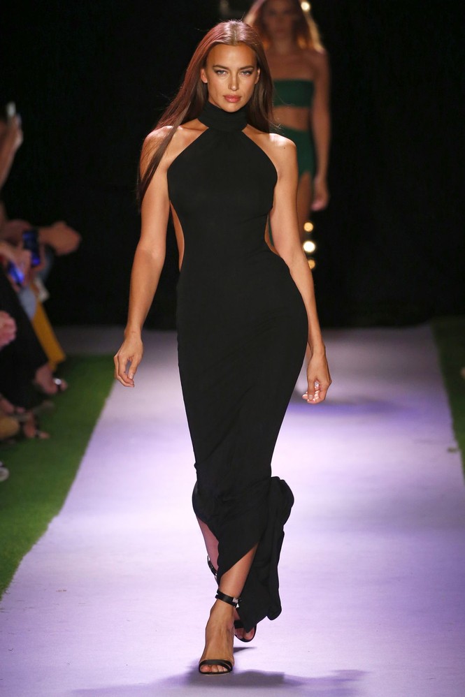 Đưa con đi dạo, Irina Shayk vẫn đẹp và thần thái như đang catwalk - ảnh 10