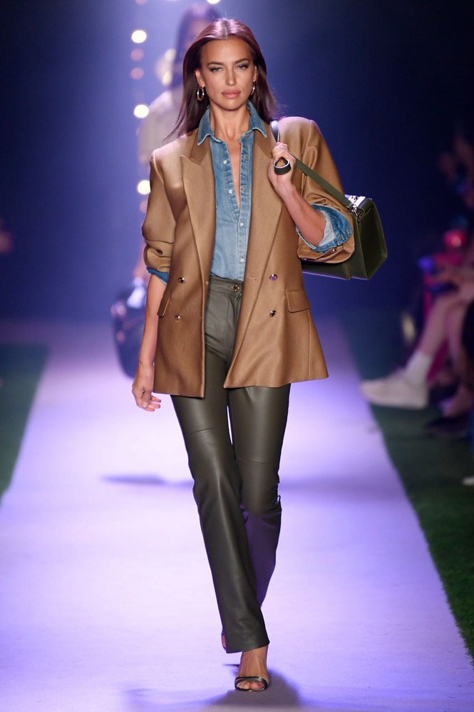 Đưa con đi dạo, Irina Shayk vẫn đẹp và thần thái như đang catwalk - ảnh 12