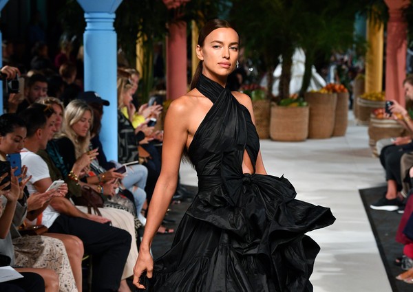 Đưa con đi dạo, Irina Shayk vẫn đẹp và thần thái như đang catwalk - ảnh 8