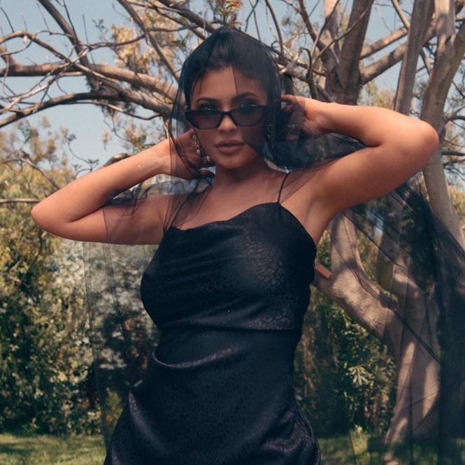 Em gái chân dài nhà Kardashian được bình chọn là Siêu mẫu đắt giá nhất năm 2018. - ảnh 19