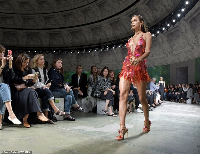 Irina Shayk khoe trọn vẻ nóng bỏng với váy ngắn xẻ sâu - ảnh 1