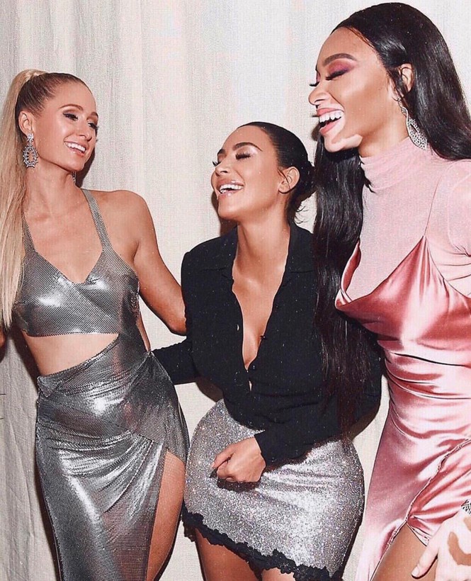 Siêu mẫu bạch biến Winnie Harlow khoe chân dài, dáng tạc tượng - ảnh 11