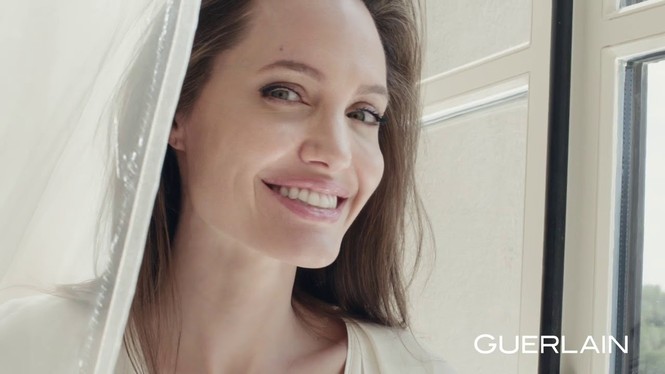 Angelina Jolie quyến rũ đầy mê hoặc khi thả dáng trong bồn tắm - ảnh 11