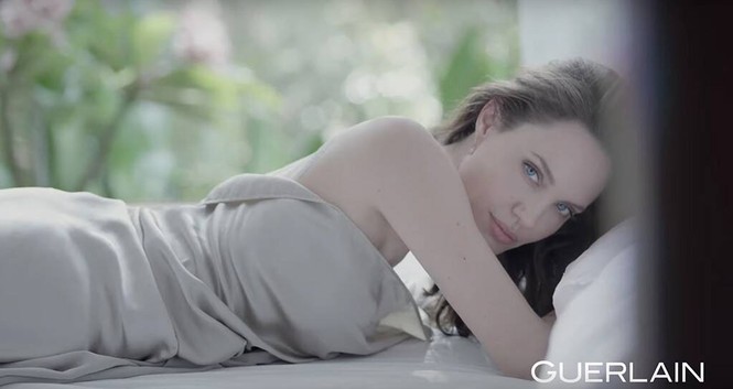 Angelina Jolie quyến rũ đầy mê hoặc khi thả dáng trong bồn tắm - ảnh 8