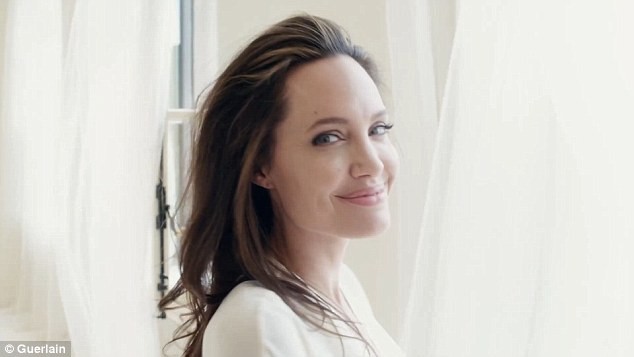 Angelina Jolie quyến rũ đầy mê hoặc khi thả dáng trong bồn tắm - ảnh 10