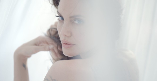 Angelina Jolie quyến rũ đầy mê hoặc khi thả dáng trong bồn tắm - ảnh 9