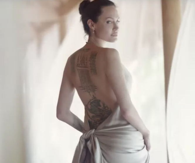 Angelina Jolie quyến rũ đầy mê hoặc khi thả dáng trong bồn tắm - ảnh 7