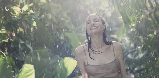 Angelina Jolie quyến rũ đầy mê hoặc khi thả dáng trong bồn tắm - ảnh 12
