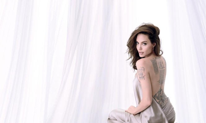 Angelina Jolie quyến rũ đầy mê hoặc khi thả dáng trong bồn tắm - ảnh 2