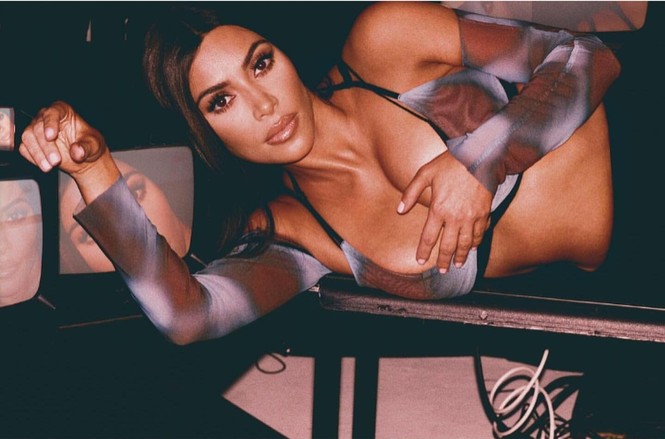 Dàn mỹ nhân nhà Kim Kardashian gợi cảm ngất ngây - ảnh 2