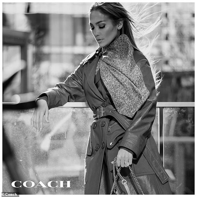 Jennifer Lopez mặt mộc khác lạ, e ép ngực căng đầy - ảnh 7