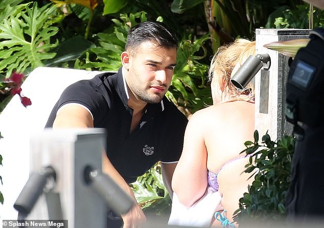 Britney Spears nghỉ mát ở Miami cùng bạn trai kém 13 tuổi - ảnh 8