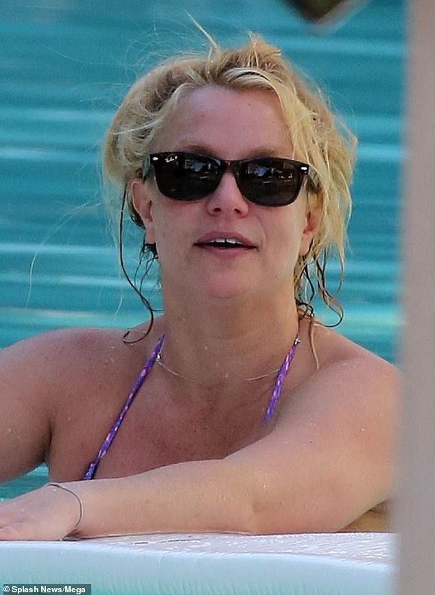 Britney Spears nghỉ mát ở Miami cùng bạn trai kém 13 tuổi - ảnh 9