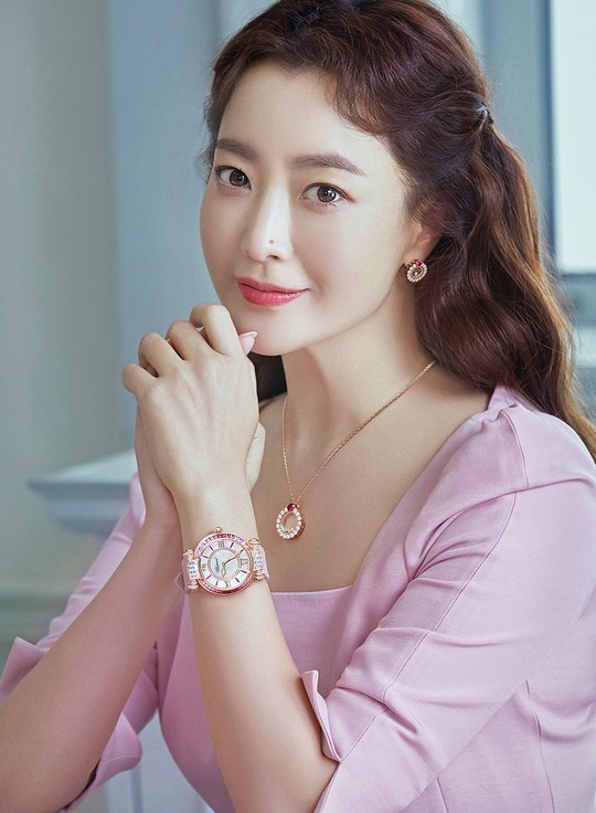 Ngỡ ngàng nhan sắc tuổi 43 của nữ thần sắc đẹp xứ Hàn Kim Hee Sun - ảnh 2