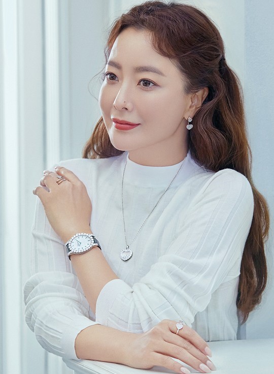Ngỡ ngàng nhan sắc tuổi 43 của nữ thần sắc đẹp xứ Hàn Kim Hee Sun - ảnh 4