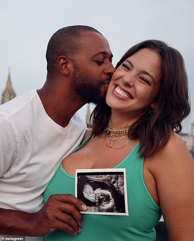 Ashley Graham quyến rũ khoe bụng bầu lớn, tình tứ bên chồng - ảnh 3