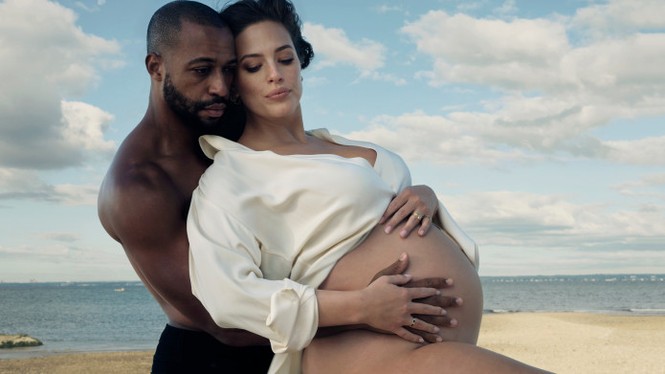 Ashley Graham quyến rũ khoe bụng bầu lớn, tình tứ bên chồng - ảnh 2