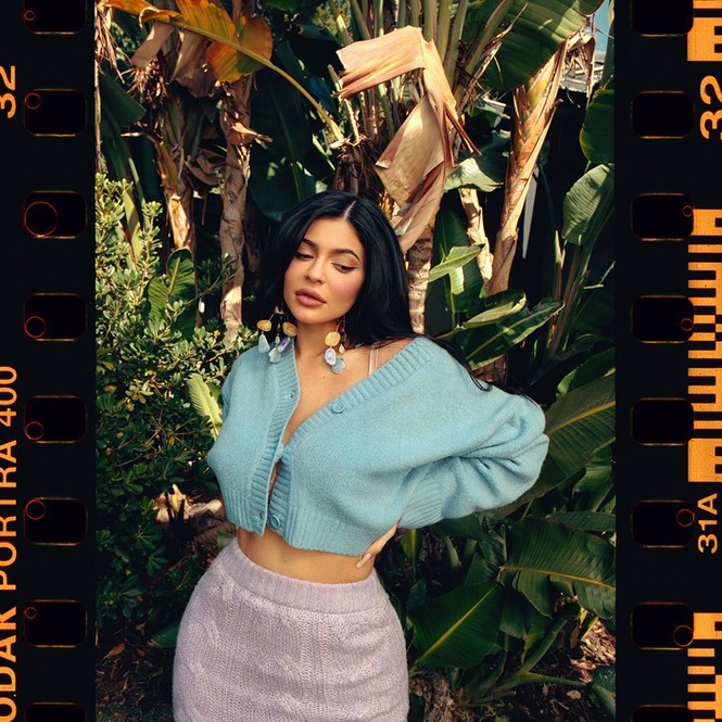 Kylie Jenner diện áo crop top khoe eo 'con kiến' siêu nhỏ - ảnh 2