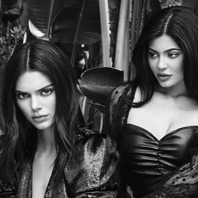 Kylie Jenner diện áo crop top khoe eo 'con kiến' siêu nhỏ - ảnh 5