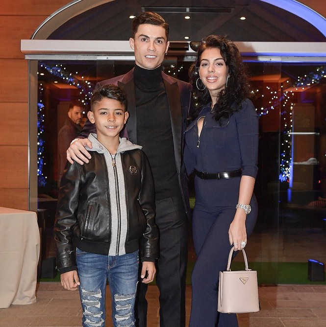 Bạn gái Ronaldo mặc bó sát hóa thân thành 'nữ hoàng băng giá' - ảnh 5