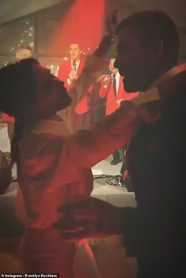 Bà Becks đăng ảnh chồng David Beckham hóa ông già Noel gây 'sốt' - ảnh 10