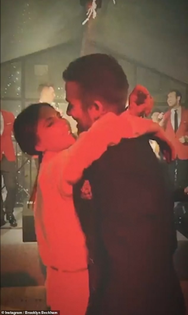 Bà Becks đăng ảnh chồng David Beckham hóa ông già Noel gây 'sốt' - ảnh 11