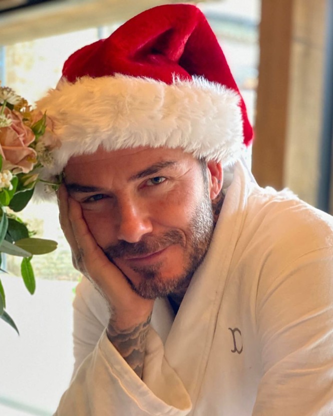 Bà Becks đăng ảnh chồng David Beckham hóa ông già Noel gây 'sốt' - ảnh 1