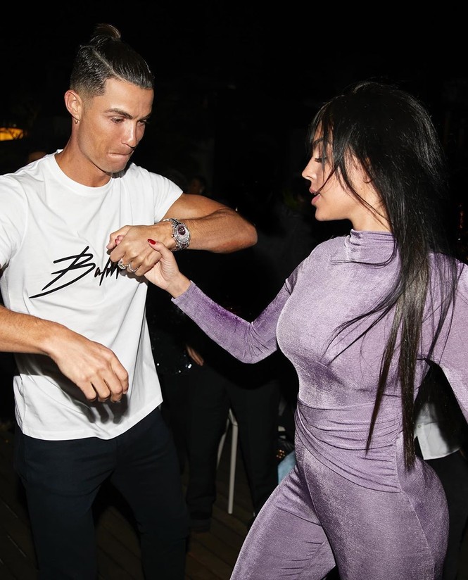 Ronaldo ôm hôn bạn gái xinh đẹp mừng năm mới - ảnh 4