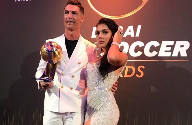 Ronaldo ôm hôn bạn gái xinh đẹp mừng năm mới - ảnh 9