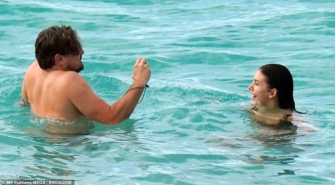 Phớt lờ bạn gái gợi cảm, Leonardo DiCaprio chỉ mải mê điện thoại - ảnh 11