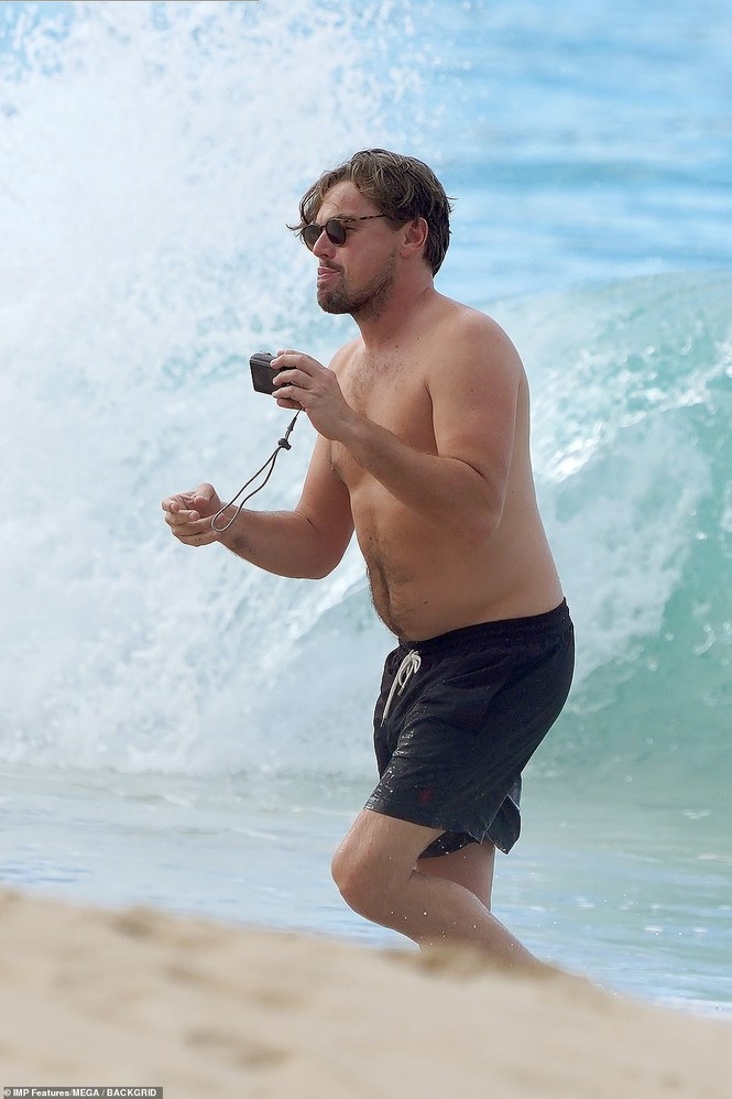 Phớt lờ bạn gái gợi cảm, Leonardo DiCaprio chỉ mải mê điện thoại - ảnh 9