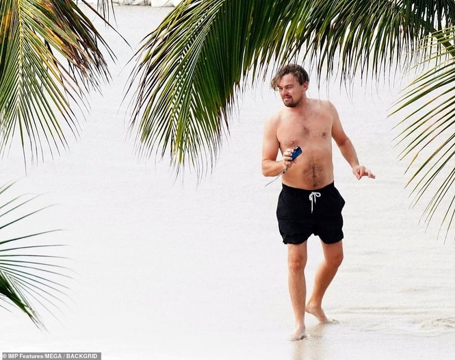 Phớt lờ bạn gái gợi cảm, Leonardo DiCaprio chỉ mải mê điện thoại - ảnh 15