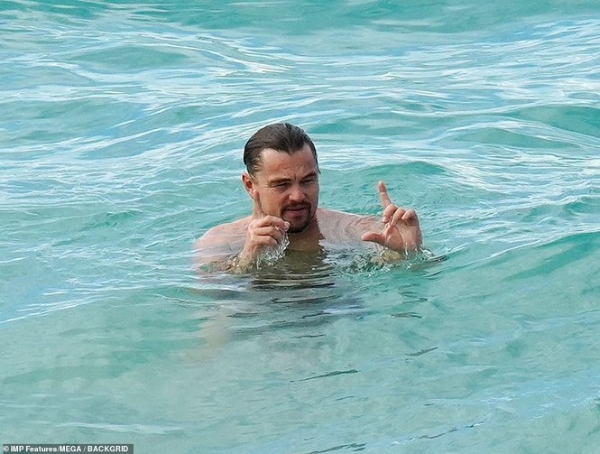 Phớt lờ bạn gái gợi cảm, Leonardo DiCaprio chỉ mải mê điện thoại - ảnh 12