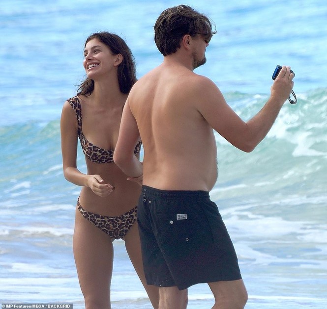 Phớt lờ bạn gái gợi cảm, Leonardo DiCaprio chỉ mải mê điện thoại - ảnh 2