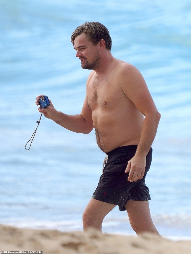 Phớt lờ bạn gái gợi cảm, Leonardo DiCaprio chỉ mải mê điện thoại - ảnh 8