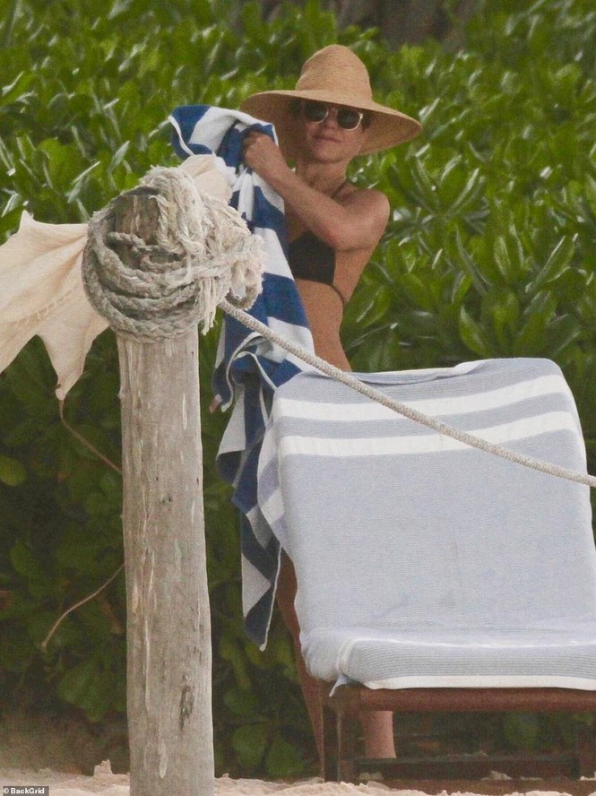 Jennifer Aniston diện bikini khoe body nuột nà ở tuổi 50 - ảnh 1