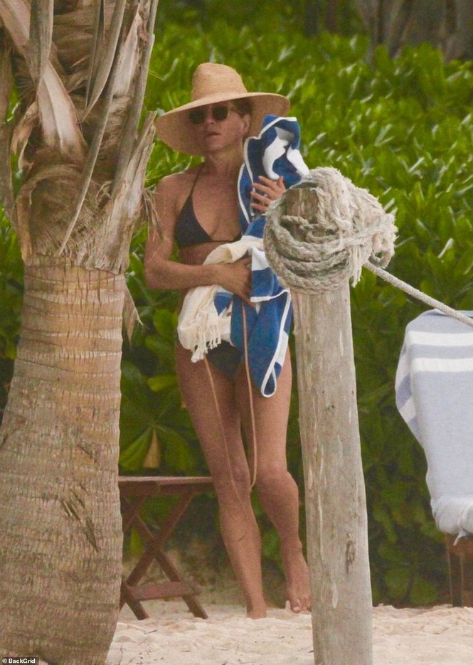 Jennifer Aniston diện bikini khoe body nuột nà ở tuổi 50 - ảnh 2