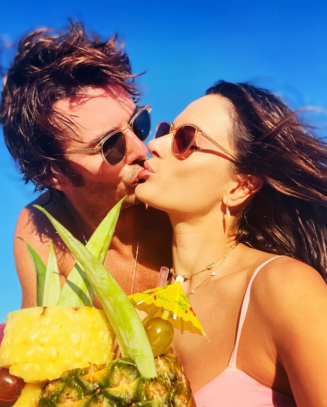 Alessandra Ambrosio diện bikini đỏ rực tắm nắng - ảnh 14