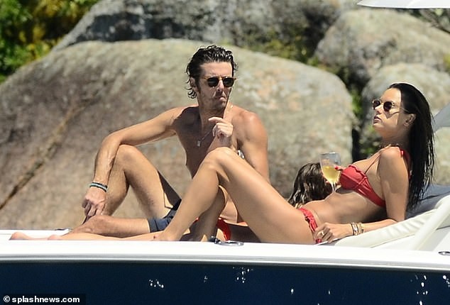 Alessandra Ambrosio diện bikini đỏ rực tắm nắng - ảnh 4