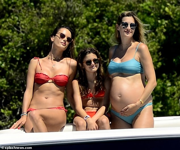 Alessandra Ambrosio diện bikini đỏ rực tắm nắng - ảnh 5