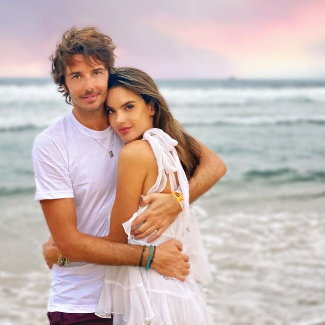 Alessandra Ambrosio diện bikini đỏ rực tắm nắng - ảnh 7