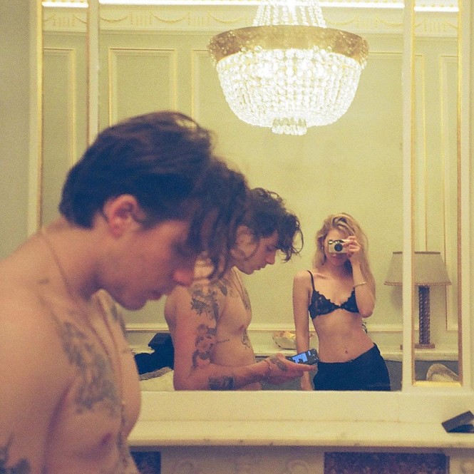 Cậu cả nhà Beckham quấn quýt bạn gái mới trong phòng tắm - ảnh 2