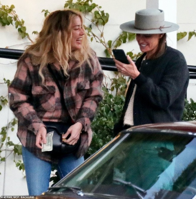 Vợ cũ 'cướp biển' Johnny Depp gây sốc với nụ hôn đồng giới - ảnh 4