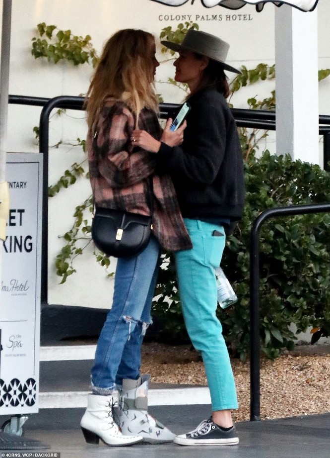 Vợ cũ 'cướp biển' Johnny Depp gây sốc với nụ hôn đồng giới - ảnh 2