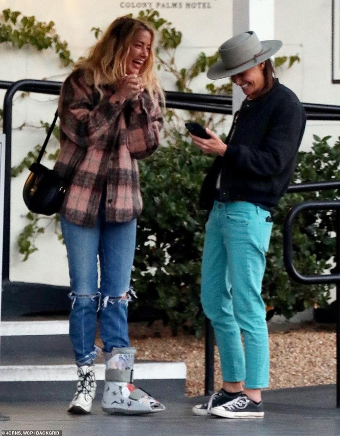 Vợ cũ 'cướp biển' Johnny Depp gây sốc với nụ hôn đồng giới - ảnh 6