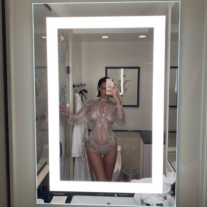 Bella Hadid mặc xuyên thấu tôn đường cong 'nảy lửa' - ảnh 1