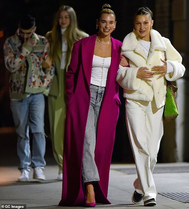 Bella Hadid mặc xuyên thấu tôn đường cong 'nảy lửa' - ảnh 5