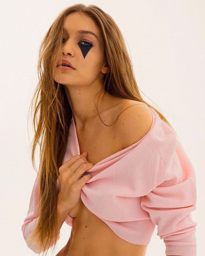 Gigi Hadid cởi áo bán nude trên Vogue Nga - ảnh 7