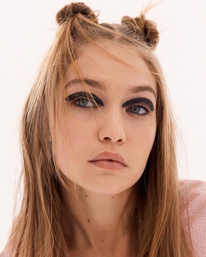 Gigi Hadid cởi áo bán nude trên Vogue Nga - ảnh 6