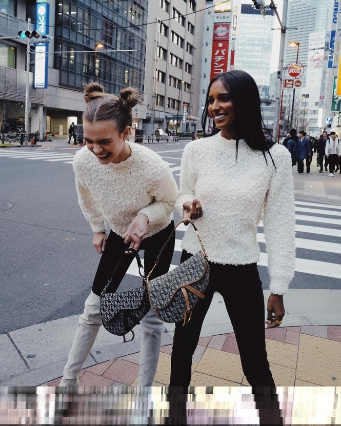 Thiên thần Jasmine Tookes diện nội y tạo dáng bên cửa kính trong suốt - ảnh 6
